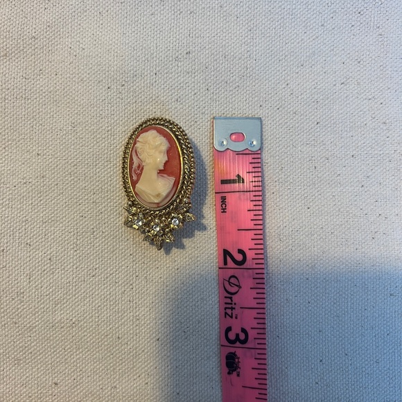 Vintage Cameo Pin - Picture 3 of 3
